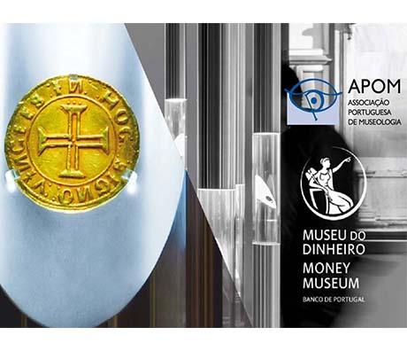 Moeda de ouro "Português" em fundo em tons de cinzento com os logotipos do Museu do Dinheiro e da APOM (Associação Portuguesa de Museologia)}