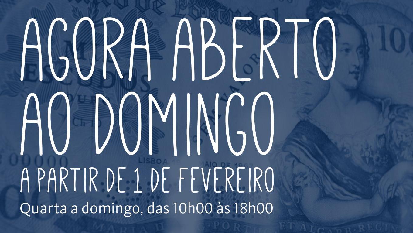 Ilustração em tons de azul com a seguinte frase: "Agora aberto ao domingo. A partir de 1 de fevereiro. Quarta a domingo, das 10h00 às 18h00