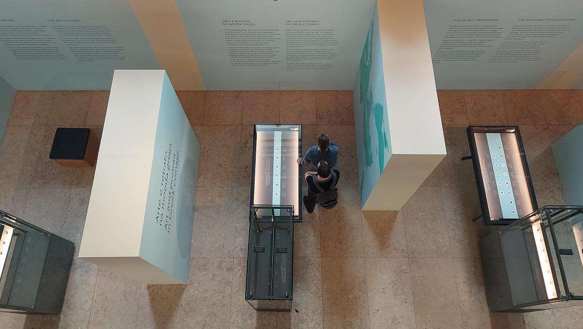 Perspetiva aérea da sala de exposição "Mar de identidades". 