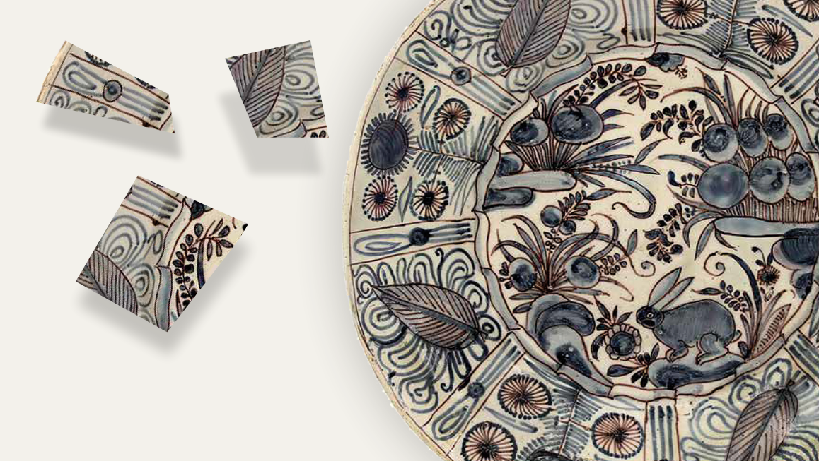 Prato de cerâmica com desenhos azuis e brancos e três fragmentos de cerâmica