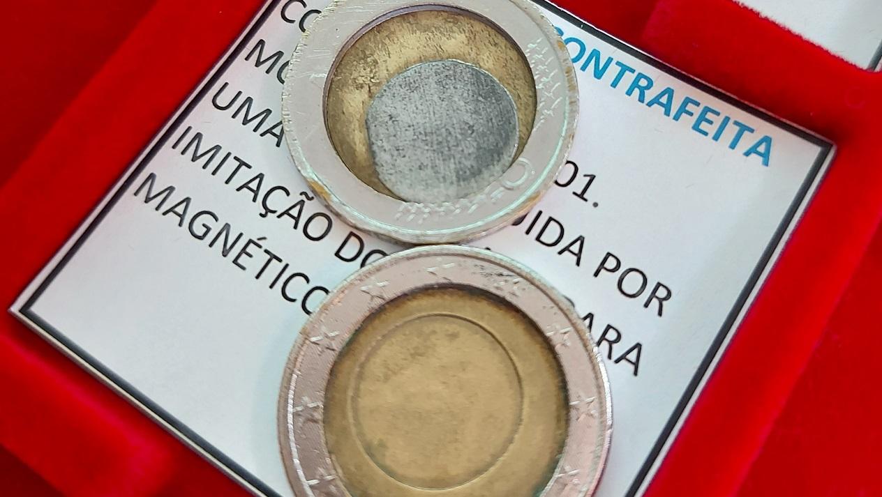 Exemplares de duas moedas contrafeitas