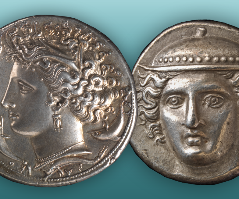 Duas moedas gregas (Decadracma de Dionísio I e Tetradracma de Aino) sob fundo em tons de azul esverdeado. Exposição temporária "Mar de identidades: tesouros numismáticos da coleção Gulbenkian"
