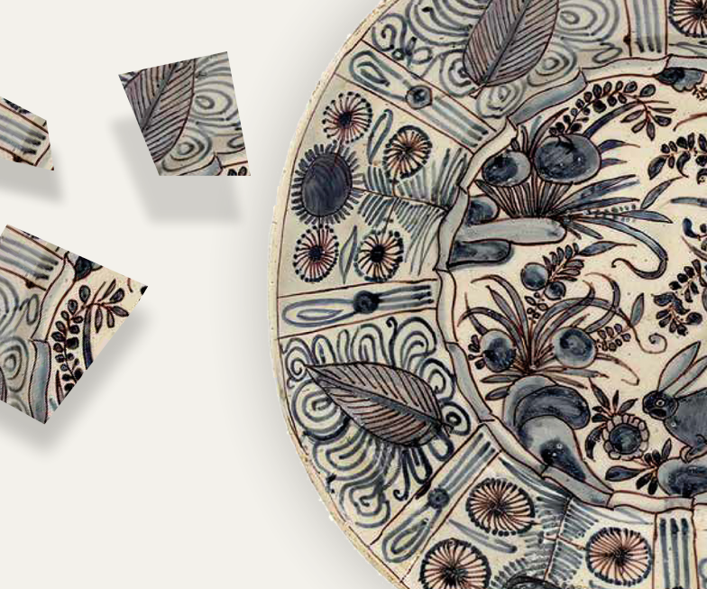 Prato de cerâmica com desenhos azuis e brancos e três fragmentos de cerâmica