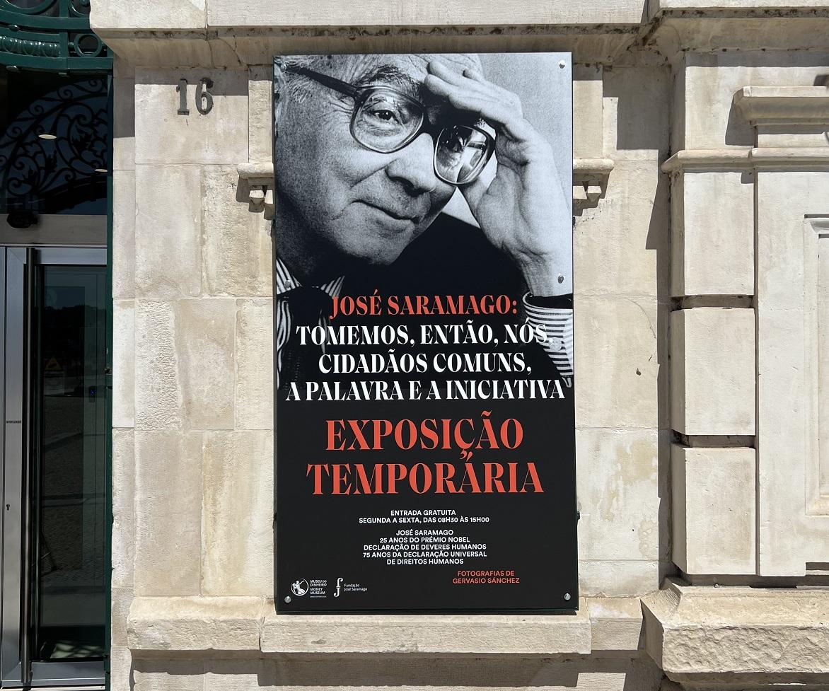 Fachada da agência do Banco de Portugal em Coimbra com cartaz da exposição temporária "Tomemos, então, nós, cidadãos comuns, a palavra e a iniciativa"