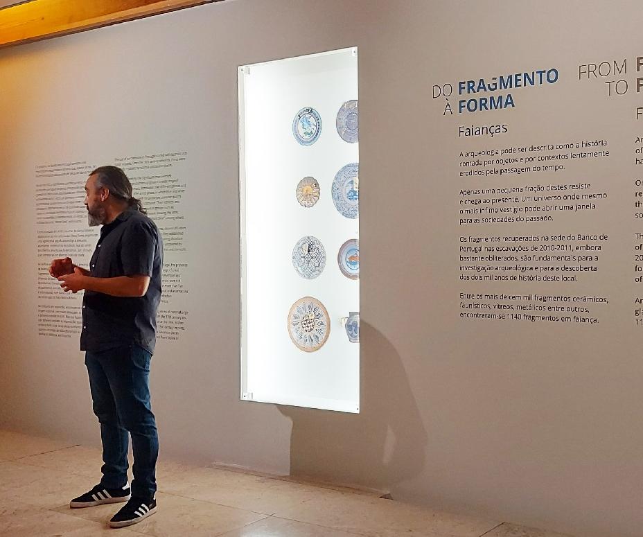 Artur Rocha, arqueólogo e curador da exposição "Do fragmento à forma" faz um visita à exposição