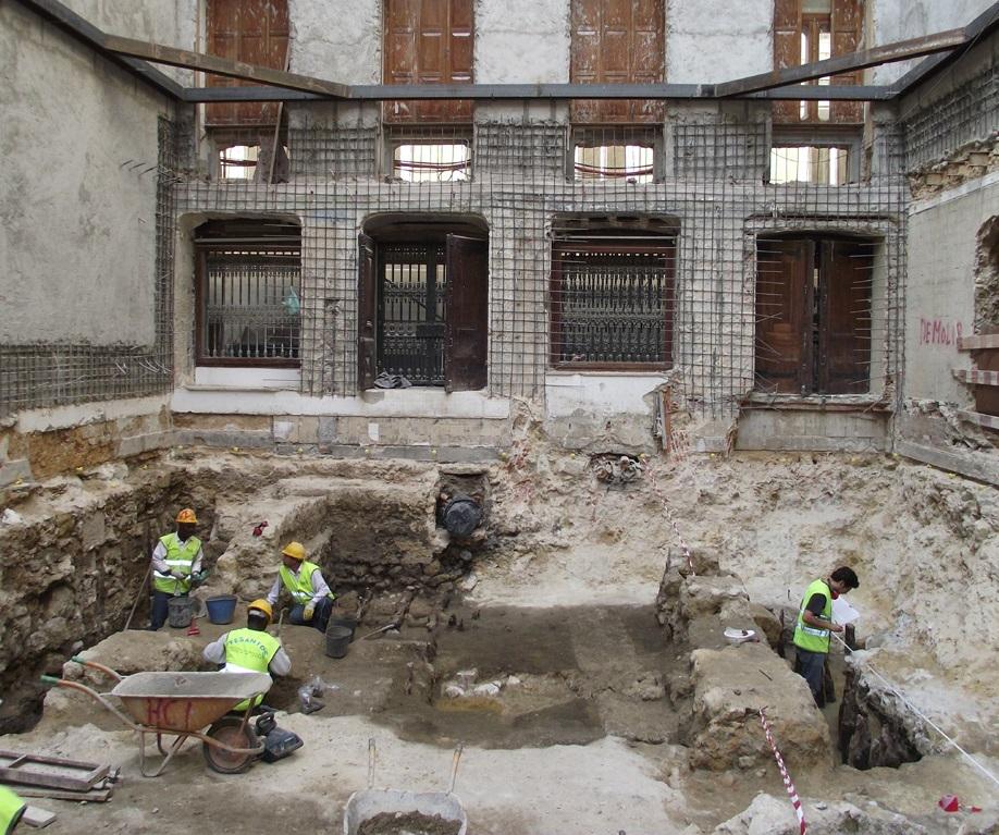 Pessoas com coletes refletores verdes trabalham numa escavação arqueológica no interior da antiga igreja de S. Julião